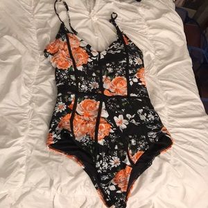 Super cute never worn Cupshe one piece with tags!